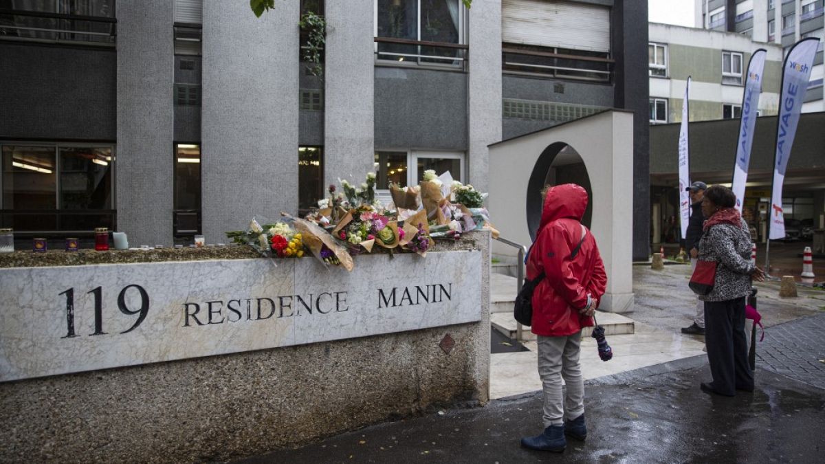 Blumen in Paris an der Stelle, an der die 12-jährige Lola ermordet wurde