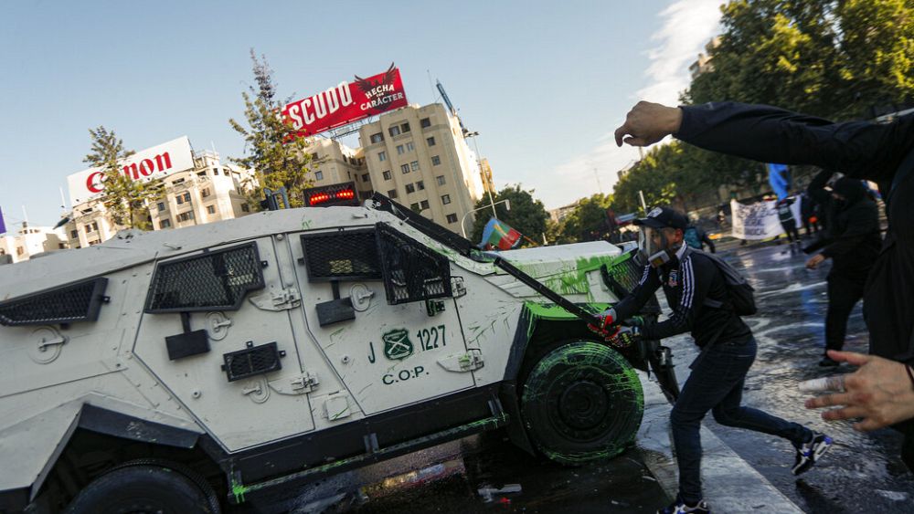 Chile: Enfrentamientos entre policías y manifestantes durante el 3er aniversario de la revuelta social