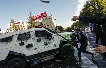 Des manifestants tapent sur une voiture de police à Santiago, Chile le 18 octobre 2022.