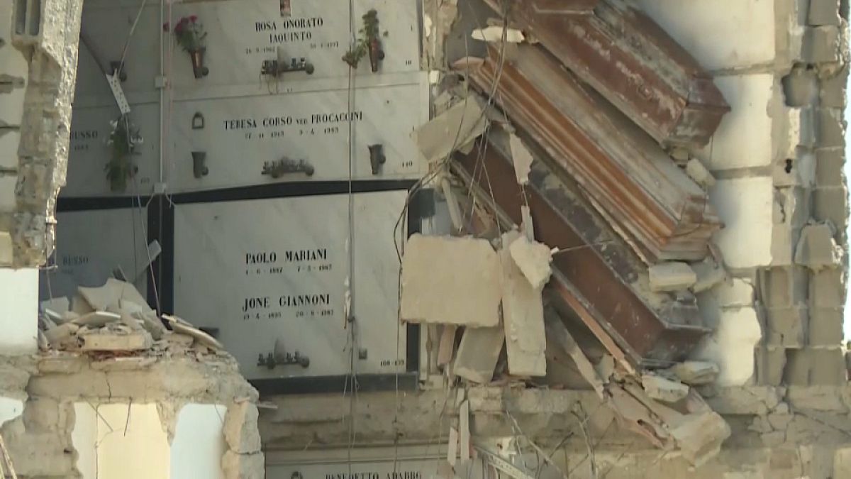 Разрушенное здание с нишами для захоронений на старейшем кладбище Неаполя 