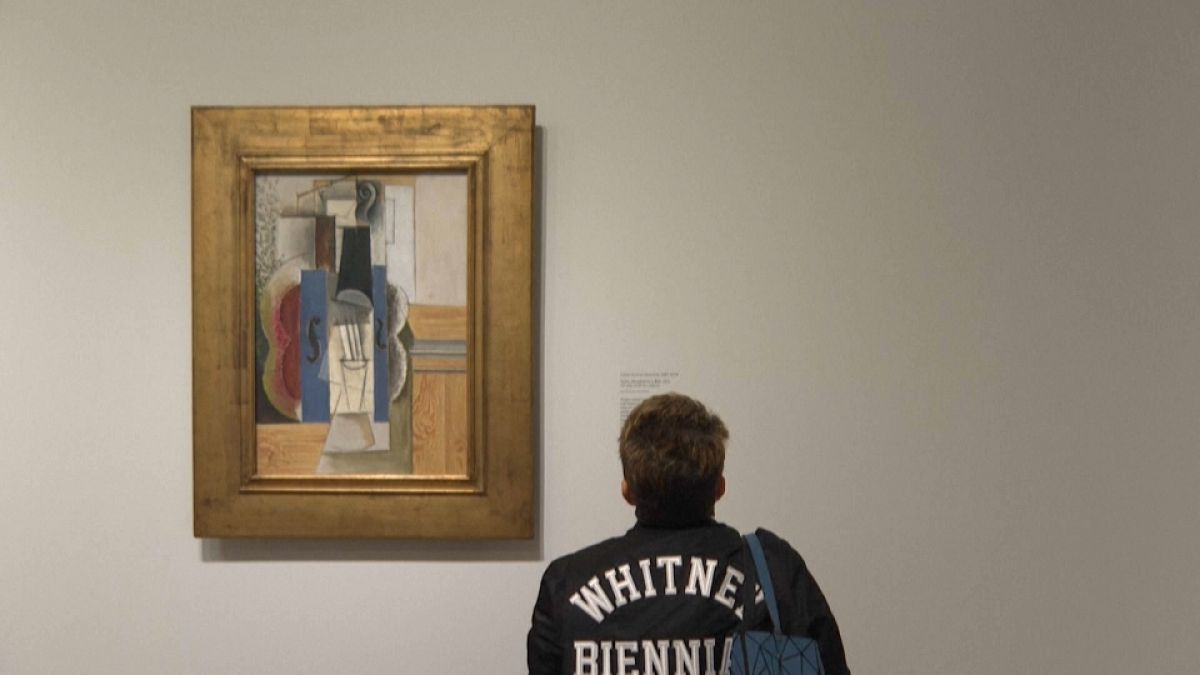 Un joven contempla el cuadro 'Violín colgado en la pared' de Pablo Picasso, en el Met de Nueva York