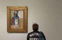 Un joven contempla el cuadro 'Violín colgado en la pared' de Pablo Picasso, en el Met de Nueva York