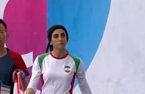 La campionessa iraniana di arrampicata, Elnaz Rekabi. Senza velo.