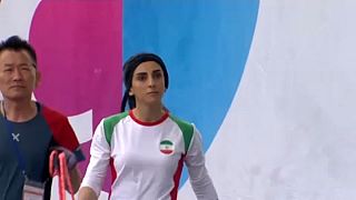 La campionessa iraniana di arrampicata, Elnaz Rekabi. Senza velo.