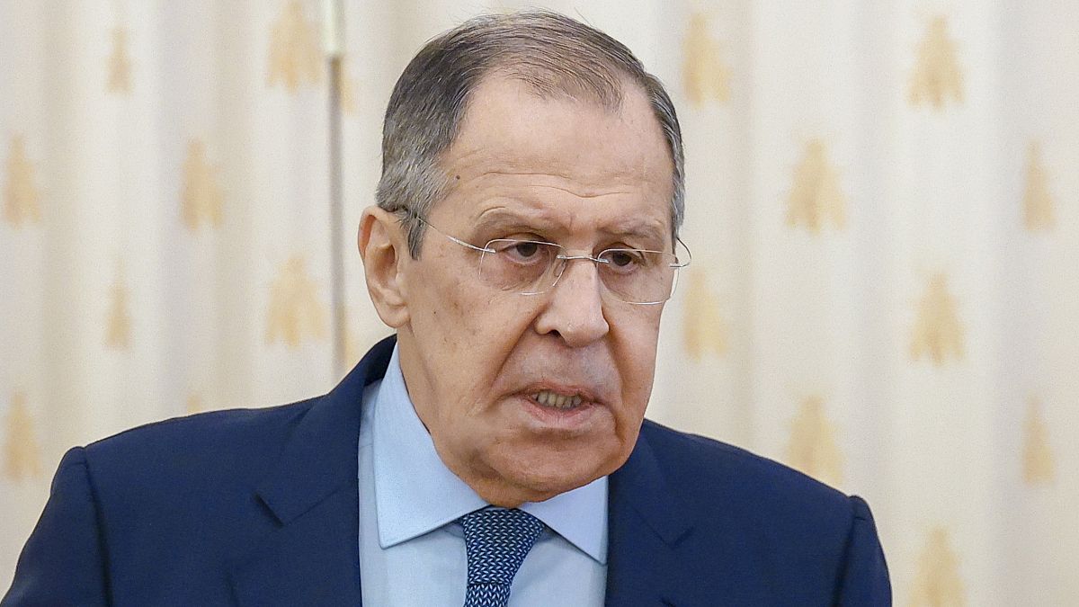 Szergej Lavrov beszédet mond a diplomáciai szolgálatra felvett végzős diákok előtt Moszkvában 2022. október 18-án.