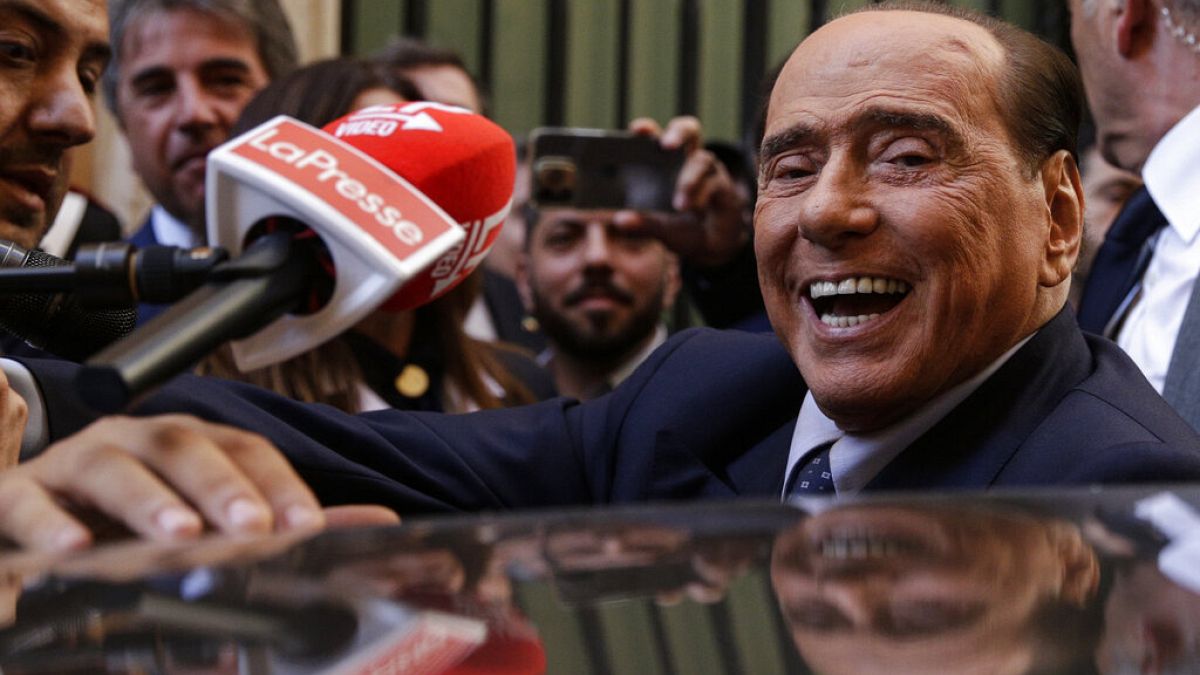 Silvio Berlusconi assalito dalla stampa mentre lascia una riunione per decidere i capigruppo di alla Camera Bassa, a Roma, martedì 18 ottobre 2022