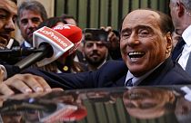 Silvio Berlusconi assalito dalla stampa mentre lascia una riunione per decidere i capigruppo di alla Camera Bassa, a Roma, martedì 18 ottobre 2022
