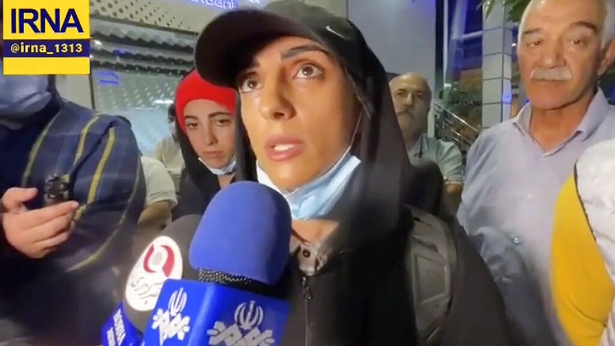 Elnaz Rekabi recebida como heroína no Irão