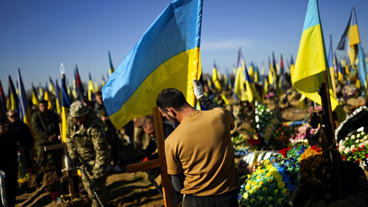 Ukrán katonák helyezik végső nyugalomra a háborúban elhunytakat