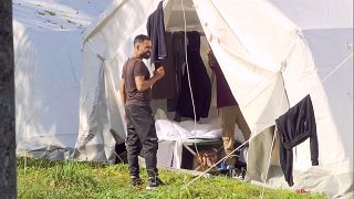 Мигранты в Никельсдорфе живут в неотапливаемых палатках
