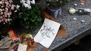 A meggyilkolt kislány emlékére egyre gyűlnek a virágok és gyertyák egykori lakhelyénél