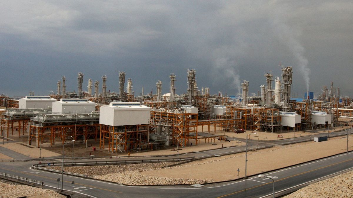 تاسیسات استخراج گاز در میدان پارس جنوبی در عسلویه ایران