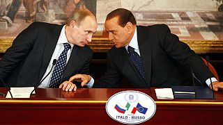 Le président russe Vladimir Poutine (à gauche) et Silvio Berlusconi (à droite) lors d'une conférence de presse en Italie - 25.04.2010