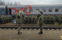 Orosz csapatok érkezése egy belarusz pályaudvarra