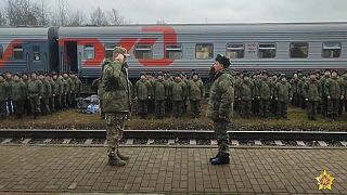 Eine russische Einheit wird in Belarus begrüßt