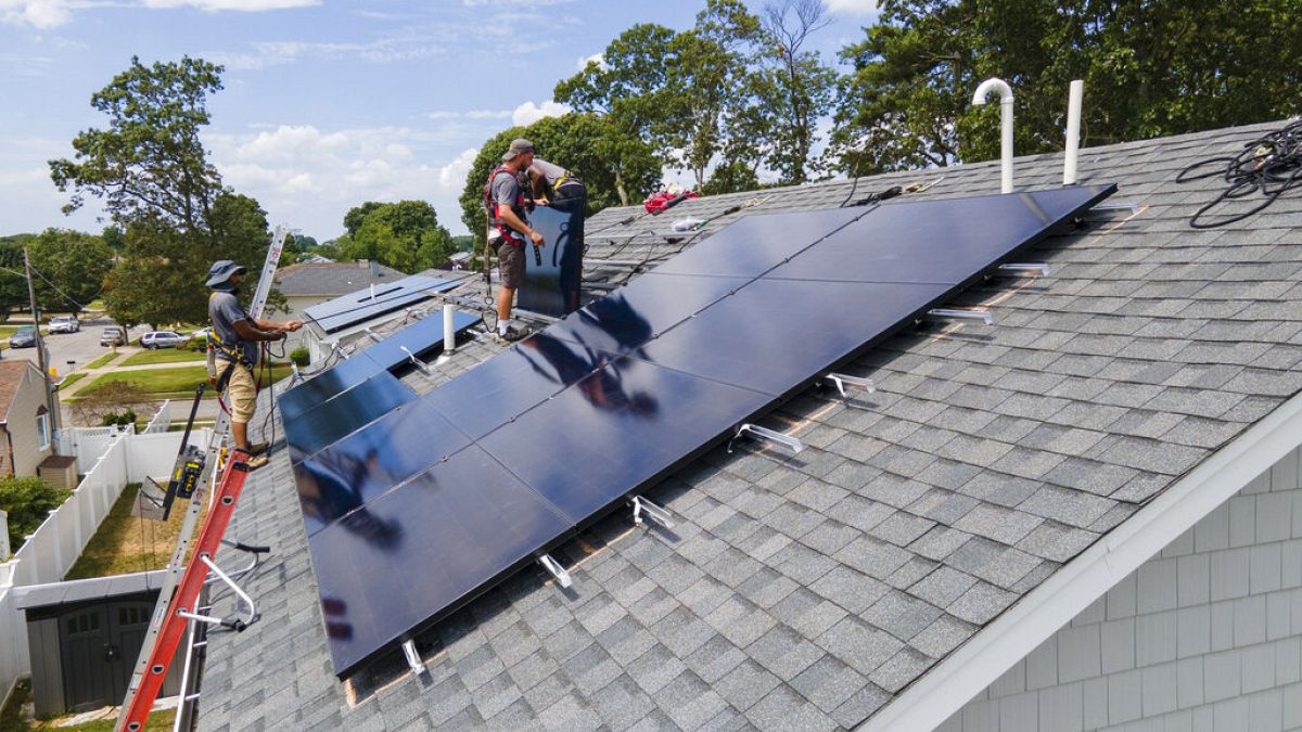 A tetőre helyezhető, drágább napelemek mellett kezdenek hódítani az olcsóbb, fali panelek