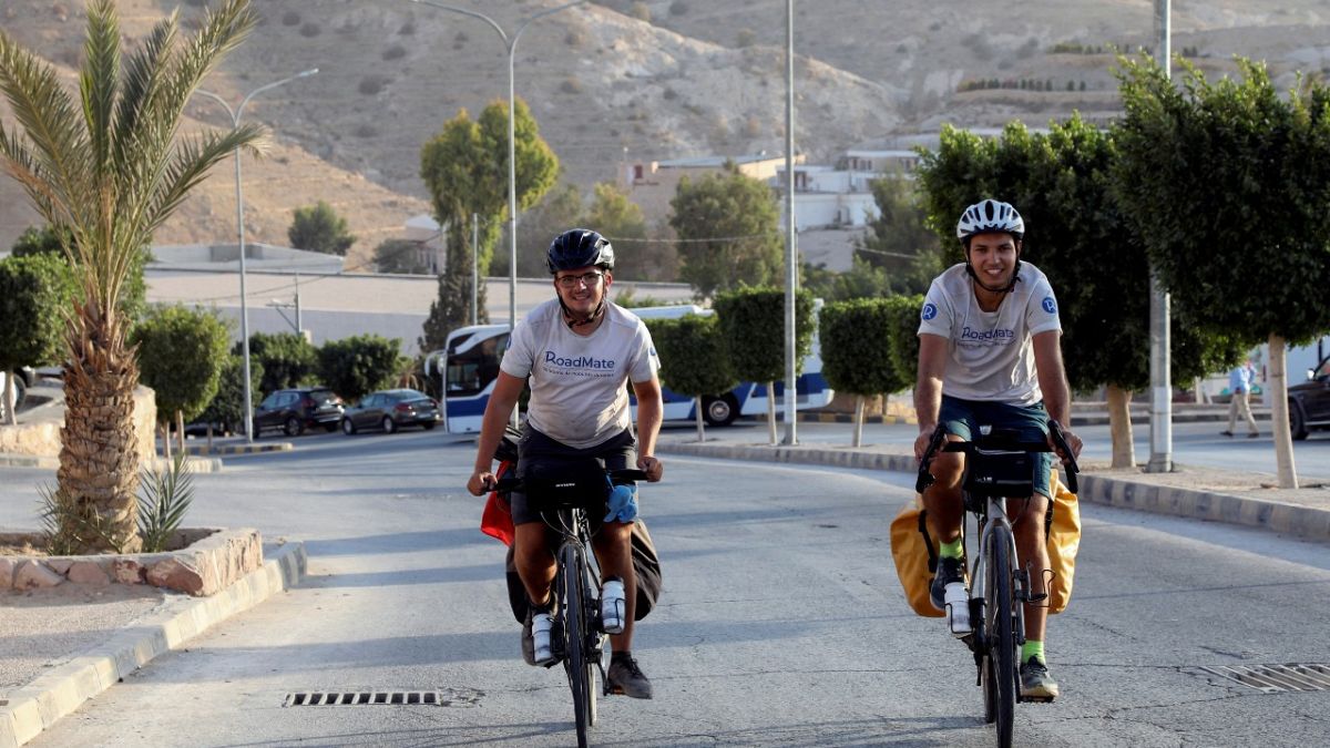مهدي بلميسا وجابرييل مارتن في البتراء، الاردن على متن دراجتهم الهوائية في رحلة من باريس إلى الدوحة. 