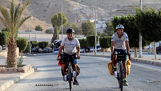 مهدي بلميسا وجابرييل مارتن في البتراء، الاردن على متن دراجتهم الهوائية في رحلة من باريس إلى الدوحة. 