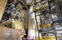 Le premier exemplaire d'Ariane 6 lors de son assemblage sur le pas de tir de Kourou, en Guyane, le 12 juillet 2022