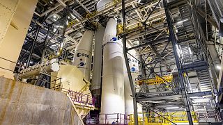 Le premier exemplaire d'Ariane 6 lors de son assemblage sur le pas de tir de Kourou, en Guyane, le 12 juillet 2022