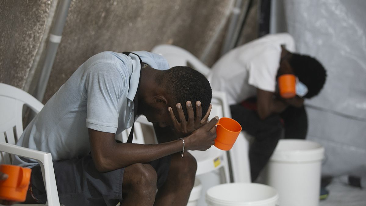 مرضى يعانون من أعراض الكوليرا في عيادة للكوليرا تديرها منظمة أطباء بلا حدود في بورت أو برنس، هايتي. 