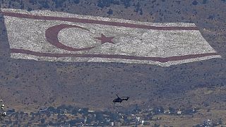 Γιγάντια τουρκική σημαία στο όρος Πενταδάκτυλο στην Κύπρο