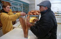موظفة تبيع الخبز في مخبز بالعاصمة تونس
