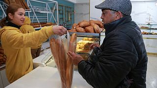 موظفة تبيع الخبز في مخبز بالعاصمة تونس