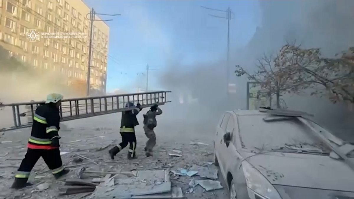 Los bomberos trabajan en los primeros auxilios tras la explosión de un dron en Kiev