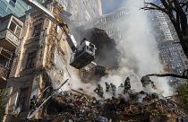 Разрушенное в результате атаки дрона-камикадзе здание в Киеве. 17 октября 2022 года