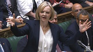 Össztűz alatt Liz Truss a brit parlamentben