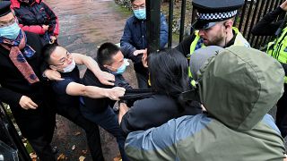 Capture d'écran d'une vidéo amateur montrant la scène où le manifestant prodémocratie est tiré à l'intérieur du consulat avant d'être battu.