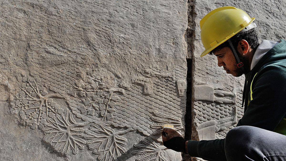 Algumas gravuras em mármore retratam cenas de guerra do governo dos reis assírios
