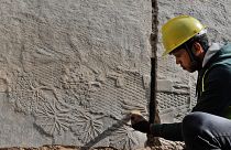 Algumas gravuras em mármore retratam cenas de guerra do governo dos reis assírios