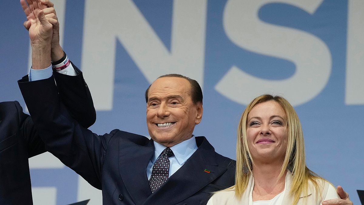 Amikor még szent volt a béke - Berlusconi és Meloni a jobboldali koalíció kampányrendezvényén a választások előtt