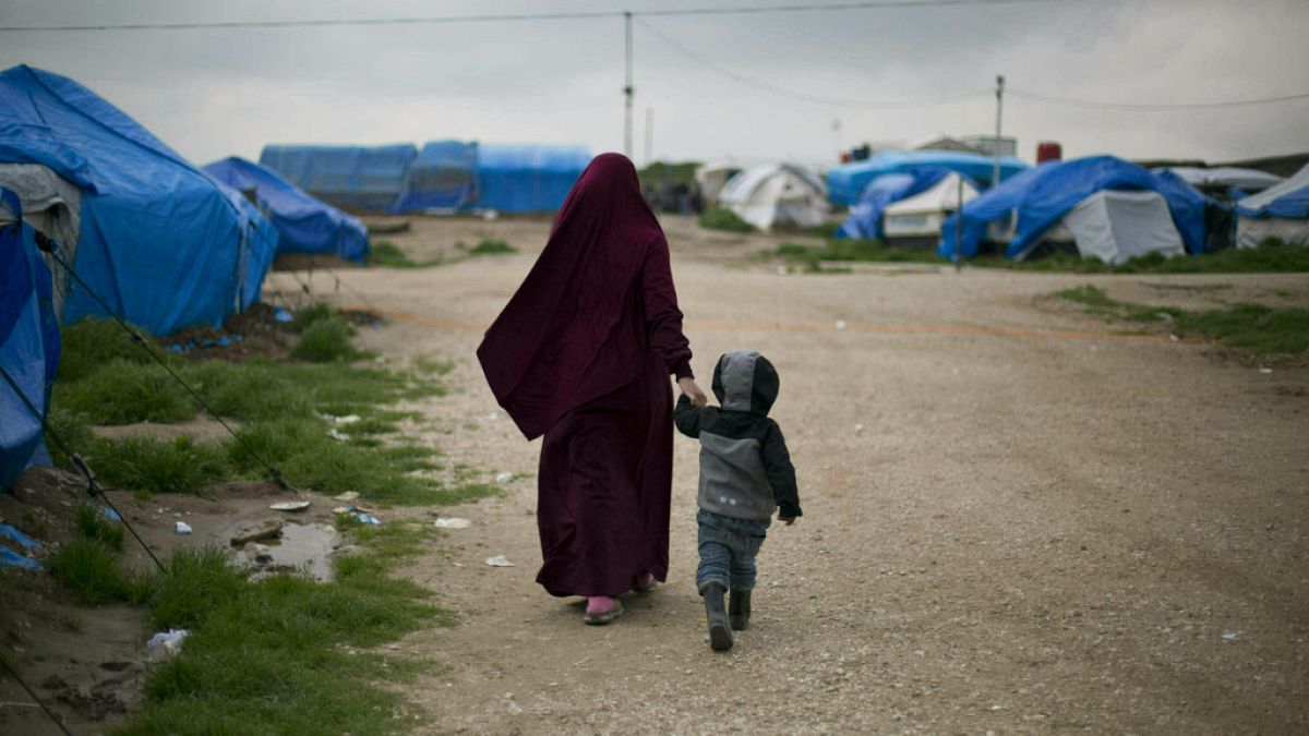 Σύζυγος Γάλλου τζιχαντιστή περπατάει με το παιδί της σε κέντρο κράτησης στη Συρία