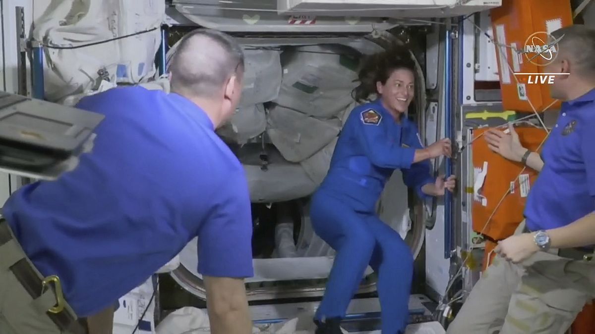 رائدة الفضاء الأمريكية نيكول مان أثناء وصولها إلى محطة الفضاء