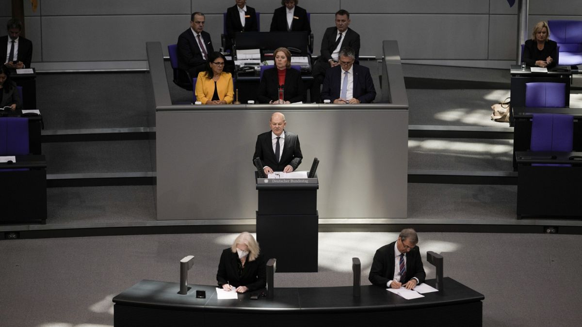 A német kancellár a Bundestagban beszél