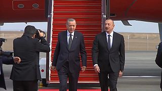 Aliyev und Erdogan steigen gemeinsam aus einem Flieger.