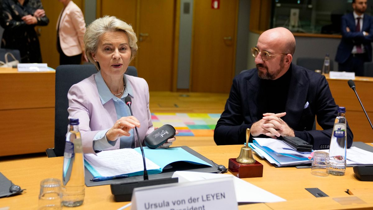 رئيسة المفوضية الأوروبية أورسولا فون دير لاين ورئيس المجلس الأوروبي شارل ميشيل