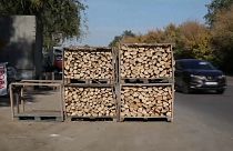 Die Menschen in Moldawien sammeln Holz für den Winter.