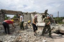 АРХИВ: волонтеры расчищают завалы дома , разрушенного российской бомбардировкой, в жилом районе села Новоселовка под Черниговом