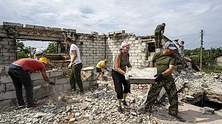 АРХИВ: волонтеры расчищают завалы дома , разрушенного российской бомбардировкой, в жилом районе села Новоселовка под Черниговом