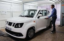 غائيل لافو، مؤسس شركة "غزال تيك" المصنعة لسيارة خفيفة جداً وذات تأثير بيئي منخفض قرب مدينة بوردو. 2022/07/12