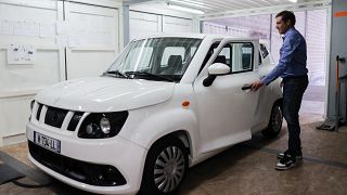 غائيل لافو، مؤسس شركة "غزال تيك" المصنعة لسيارة خفيفة جداً وذات تأثير بيئي منخفض قرب مدينة بوردو. 2022/07/12