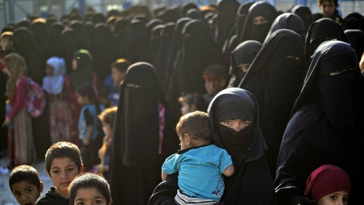 Suriye'nin kuzeyinde Kürt savaşçıların kontrolündeki el Hol kampında bulunan IŞİD militanlarının eşleri ve çocukları