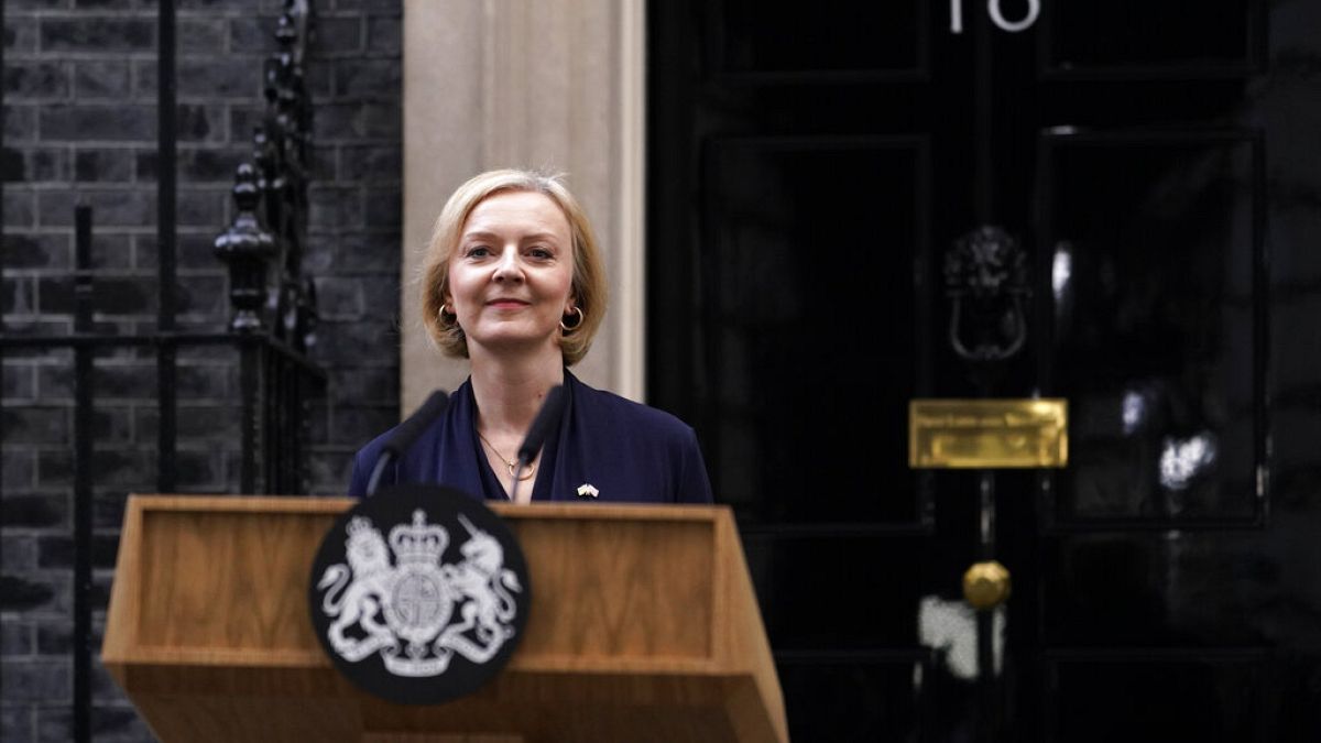 Liz Truss comparece en el 10 de Downing Street para anunciar su dimisión.