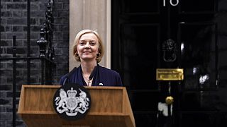 Liz Truss comparece en el 10 de Downing Street para anunciar su dimisión.