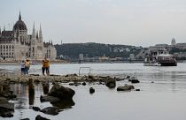 Budapest és a Duna a Margit szigetről nézve alacsony vízállásnál, 2022. augusztus 9-én