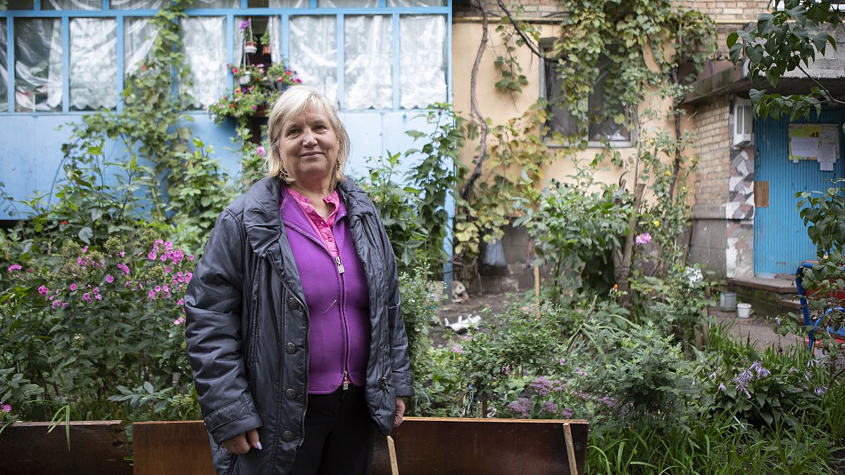 Liubov Zavoruhina, une habitante d'Irpin en Ukraine, inquiète de l'hiver qui arrive alors que toutes les vitres de son appartement ont été détruites, octobre 2022
